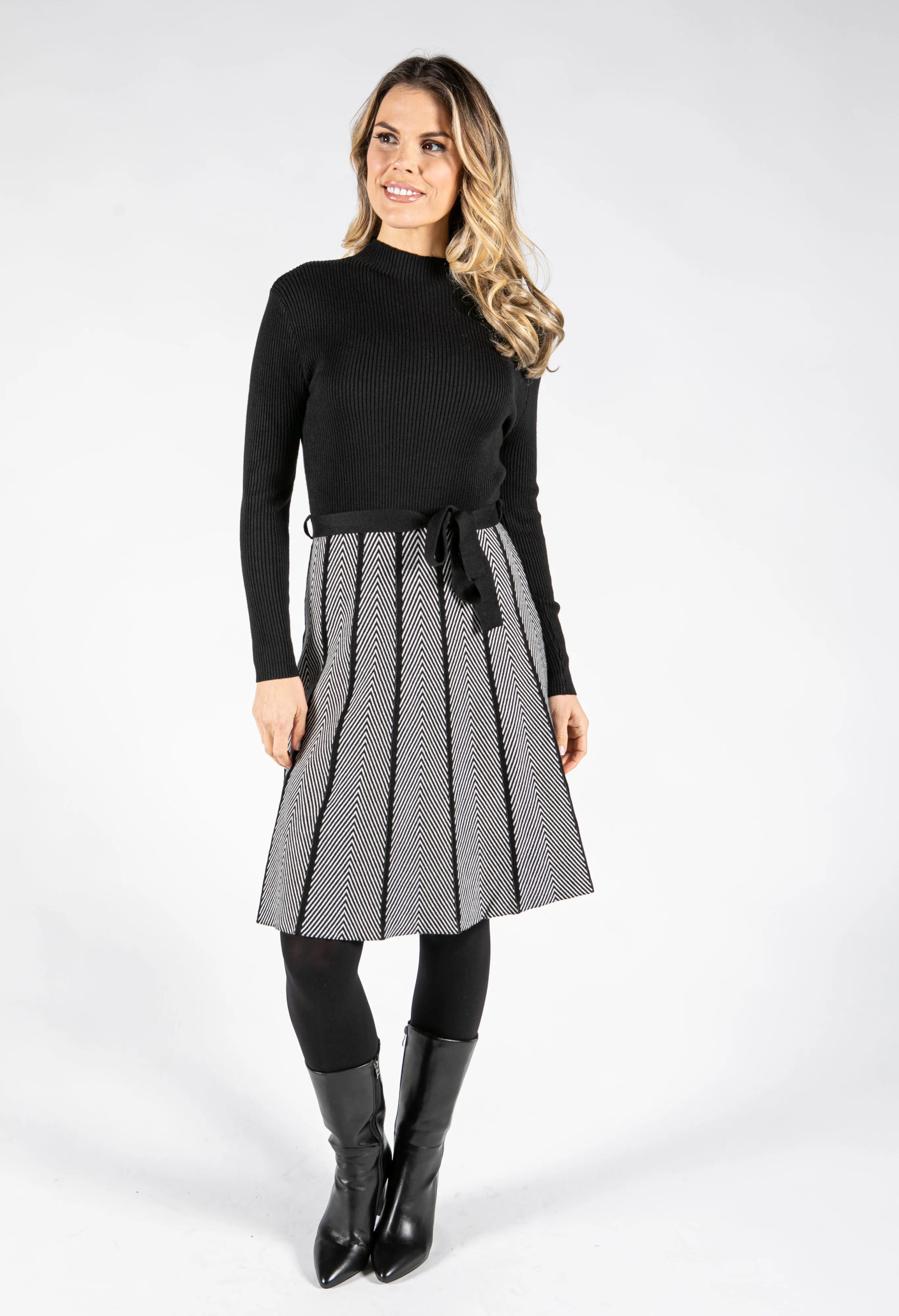 Abstract Pattern Knit Short Dress