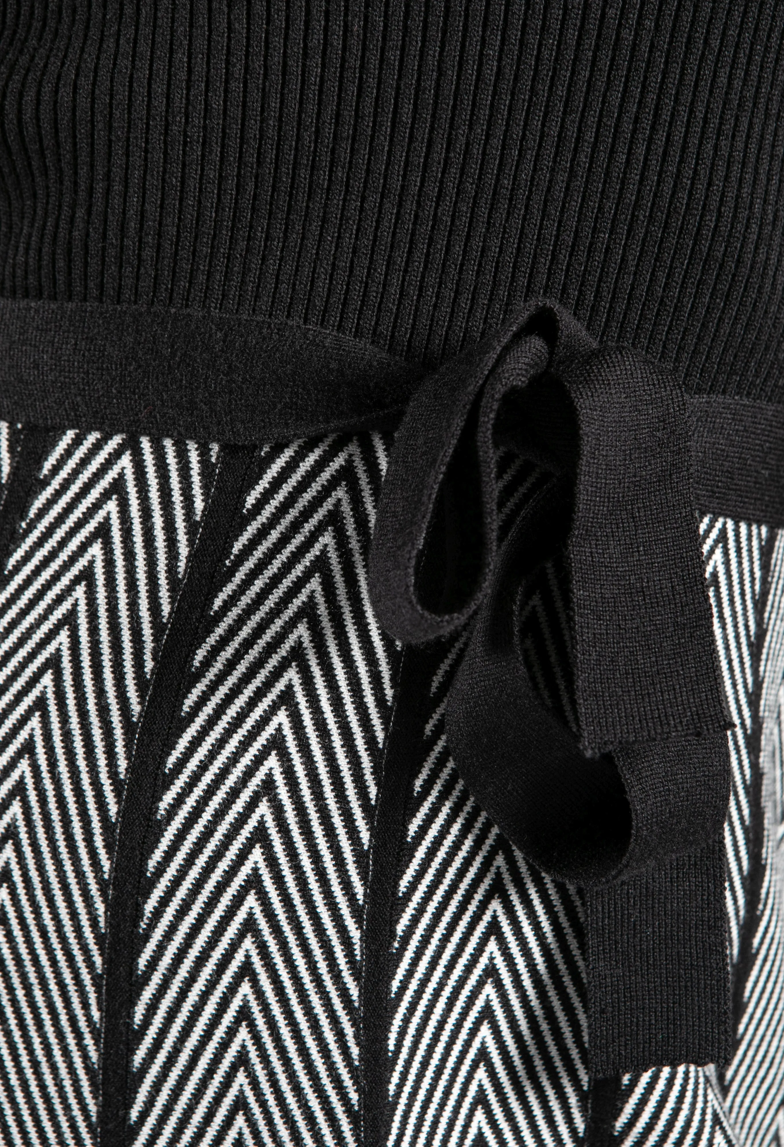 Abstract Pattern Knit Short Dress