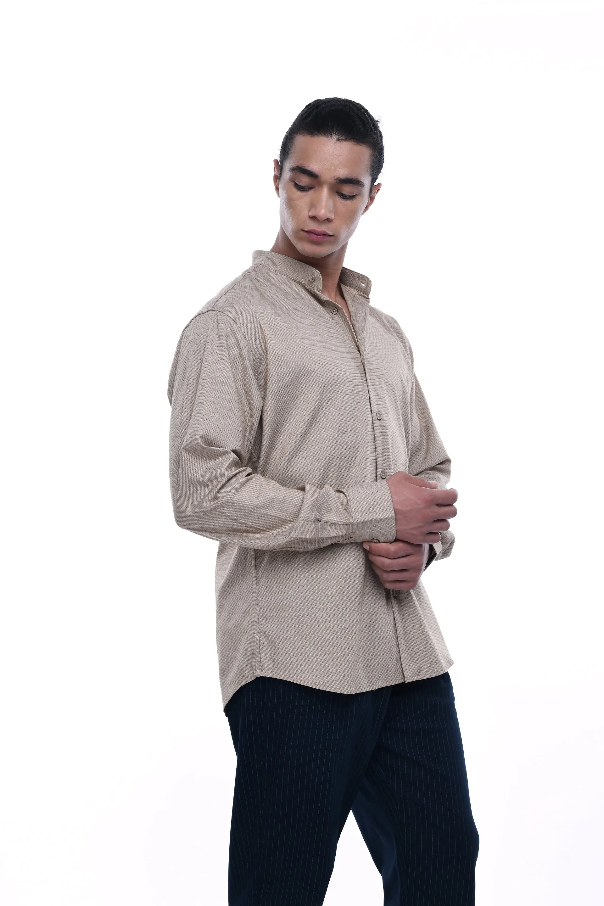 EASY IRON TEXTURED MANDARIN SHIRT IN BEIGE